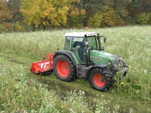 UM bagmonteret på traktor